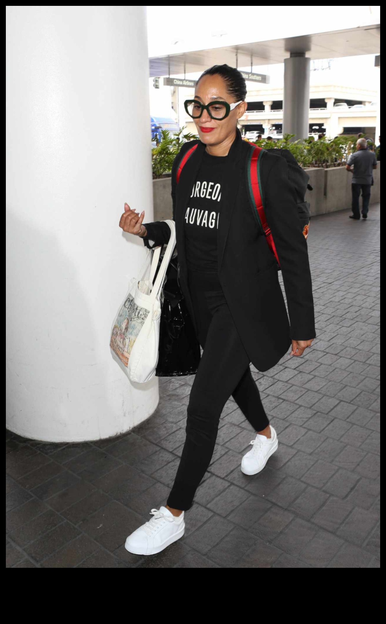 פפראצי מושלם 10 תלבושות סלבריטי שיגרמו לך לעצור ולבהות 3 פפראצי מושלם: תלבושות מפורסמות שמושכות תשומת לב