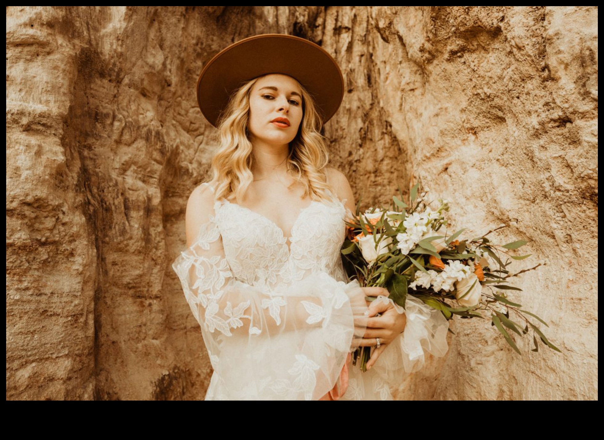 שמלת כלה אלגנטית של Boho Brides מופלאה לכלה המודרנית 3 כלות בוהו שיק: שמלת כלה גחמנית נפלאה
