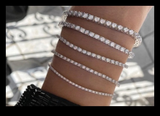 גלאם מודרני: הרם את האנסמבל שלך עם הצמידים העכשוויים שלנו