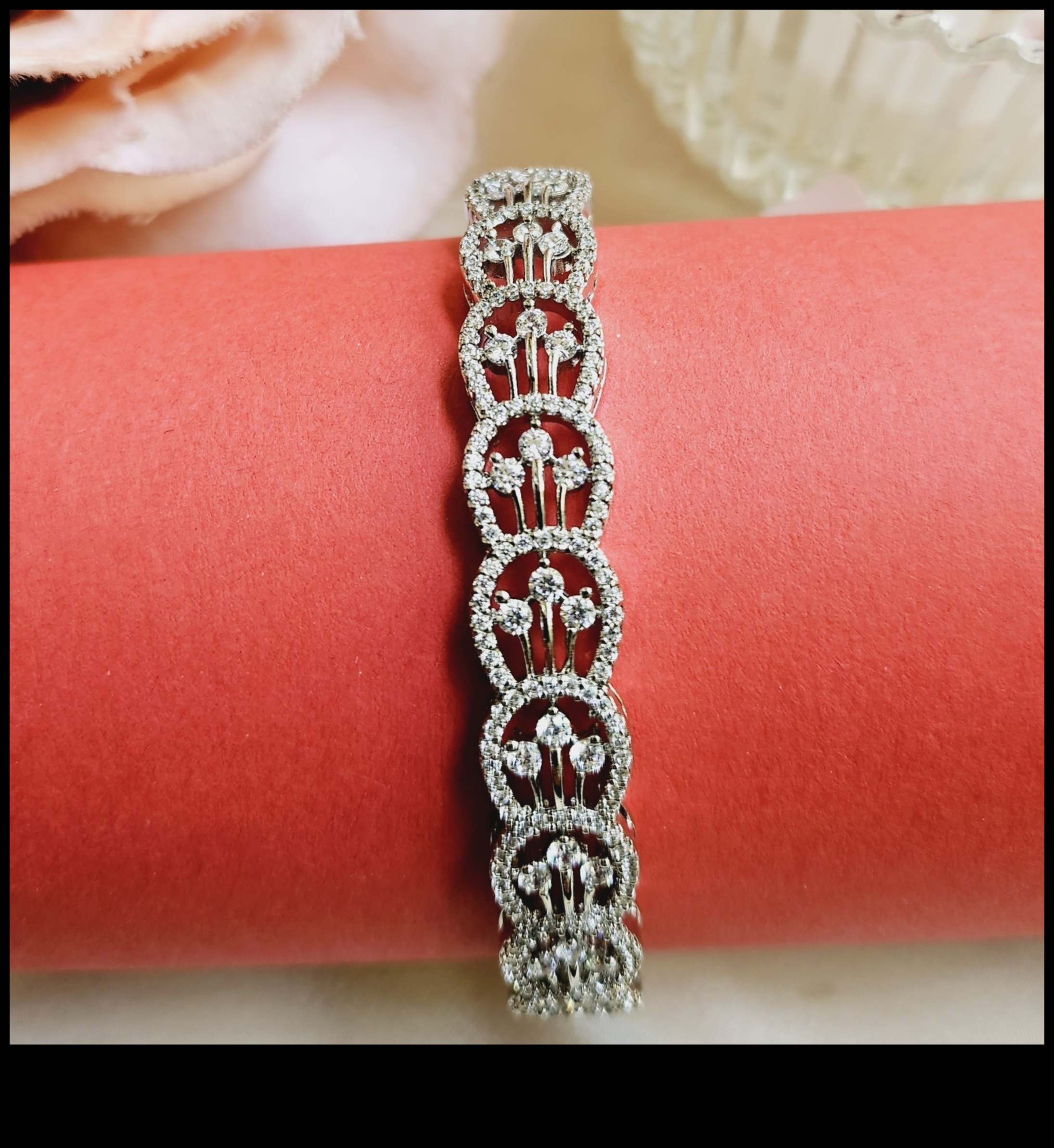 גלאם מודרני: הרם את האנסמבל שלך עם הצמידים העכשוויים שלנו