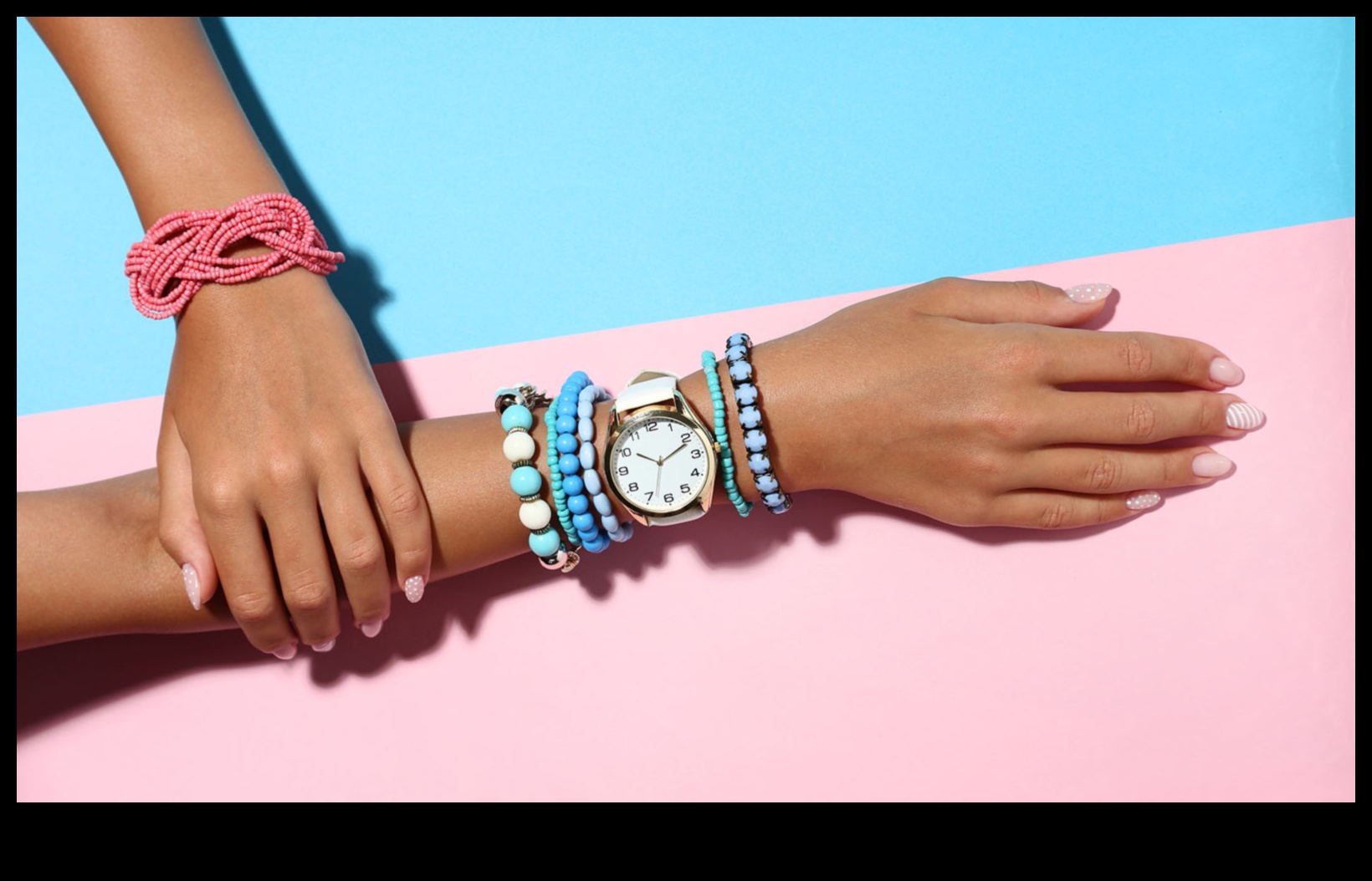 גלאם מודרני: הרם את האנסמבל שלך עם הצמידים העכשוויים שלנו