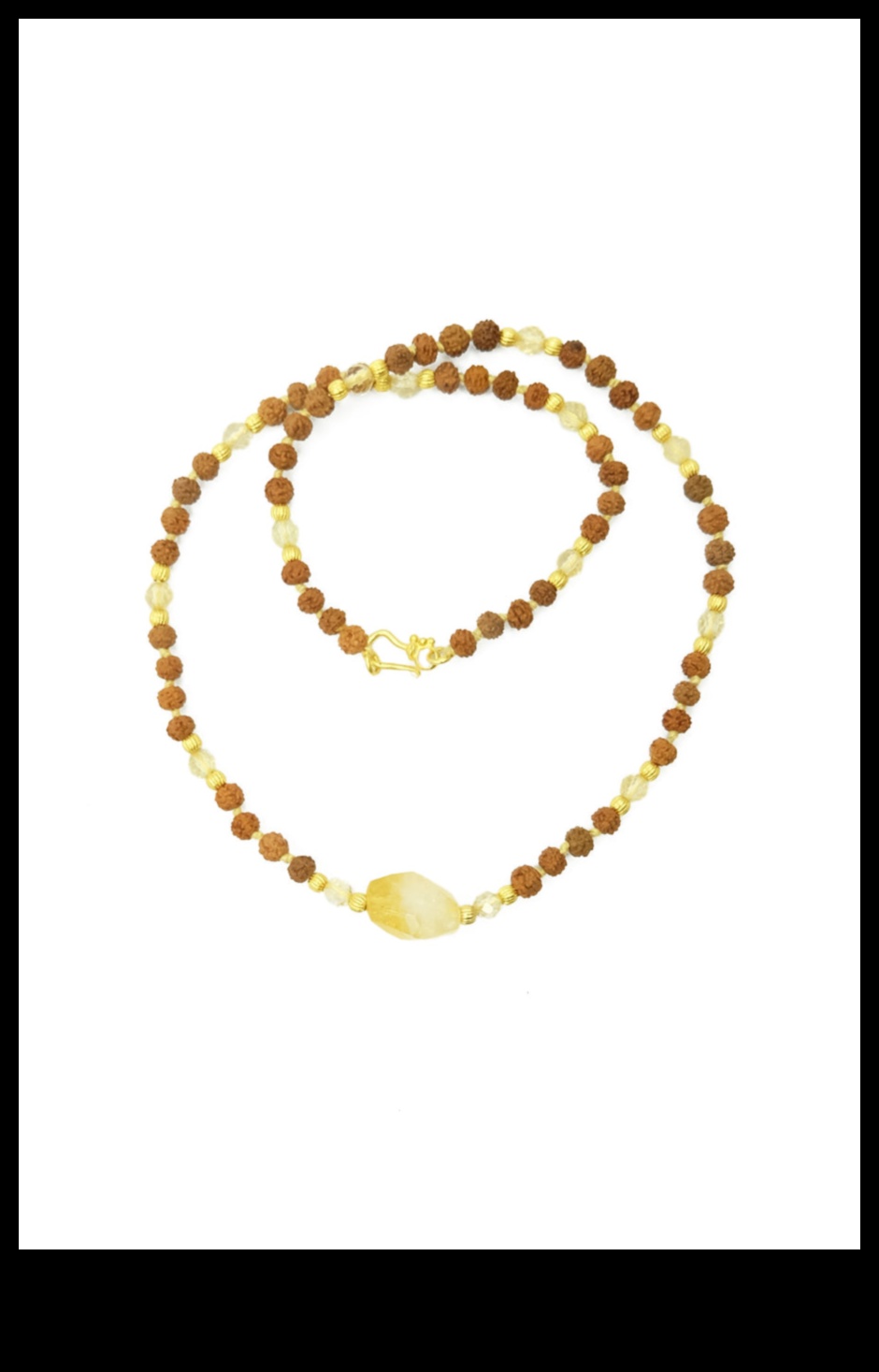 הילות אוריקות של גולדן גרייס מוארות עם קולרים מעוטרים בזהב 1 חסד הזהב: האיר את ההילה שלך עם קולרים מעוטרים בזהב